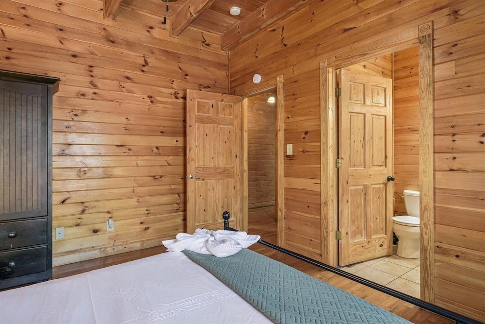 River View Dog Friendly Game Room w Hot Tub Apartment 28