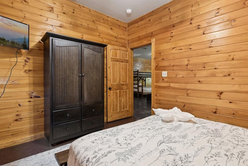 River View Dog Friendly Game Room w Hot Tub Apartment 42