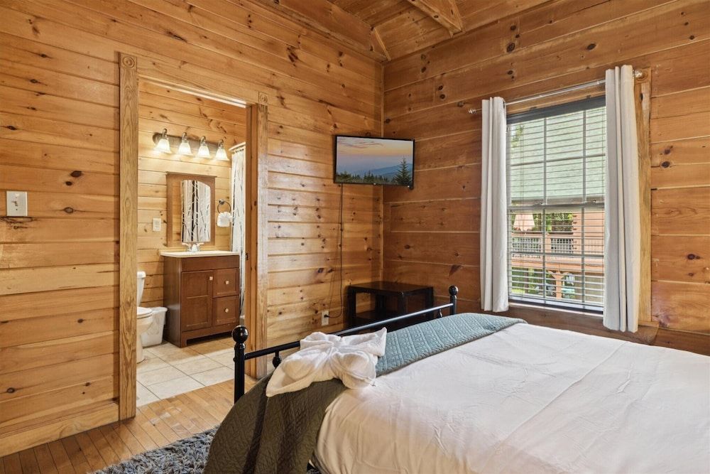 River View Dog Friendly Game Room w Hot Tub Apartment 27