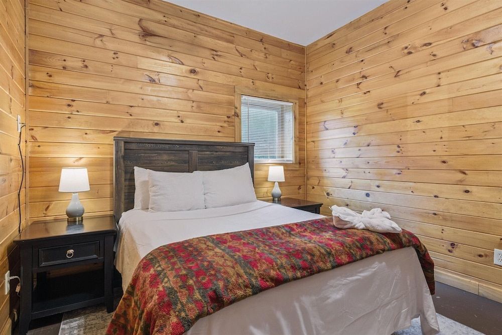 River View Dog Friendly Game Room w Hot Tub Apartment 44