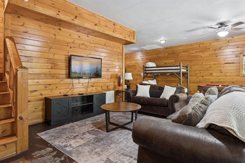 River View Dog Friendly Game Room w Hot Tub Apartment 32