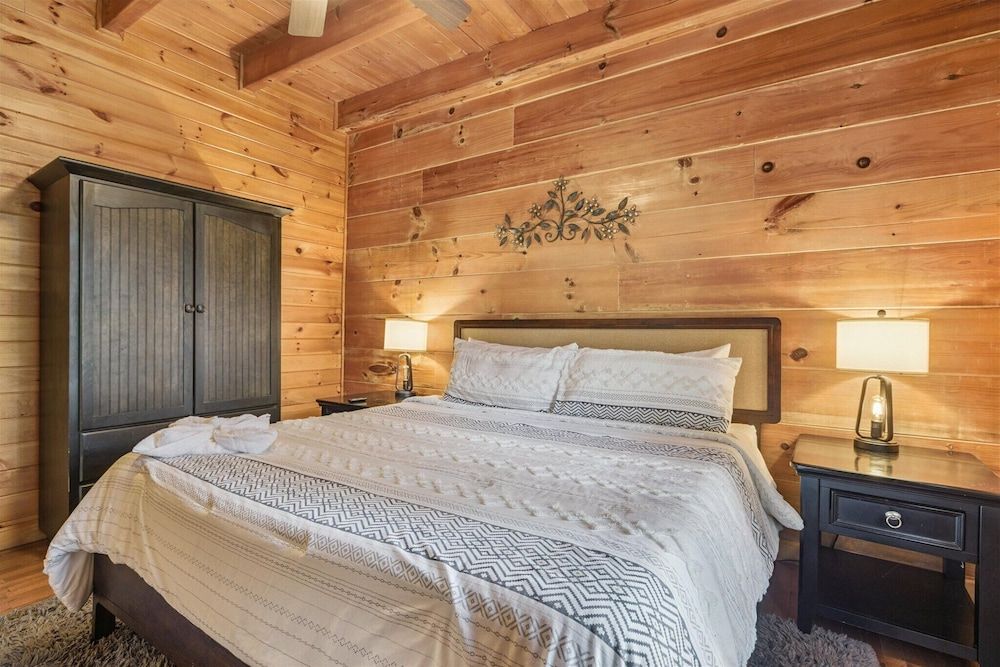 River View Dog Friendly Game Room w Hot Tub Apartment 22