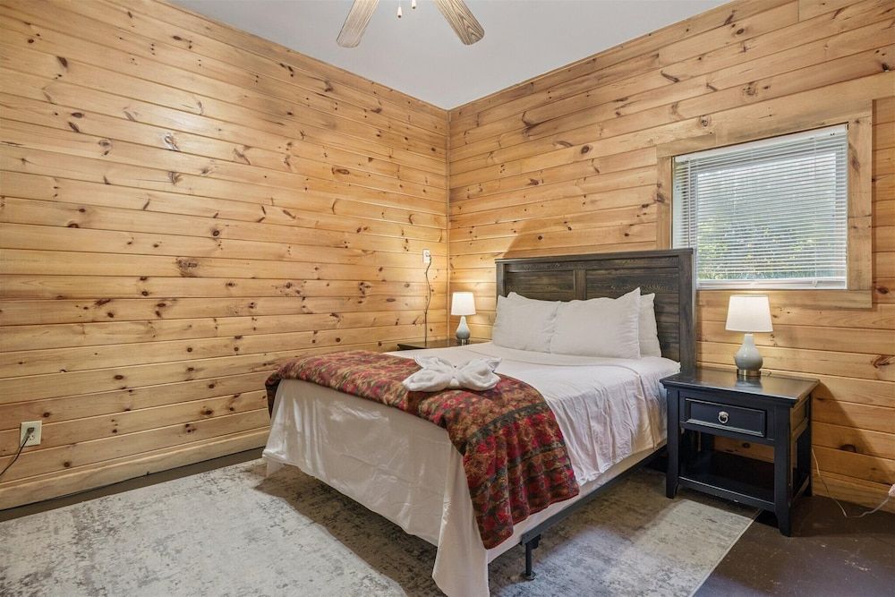 River View Dog Friendly Game Room w Hot Tub Apartment 37