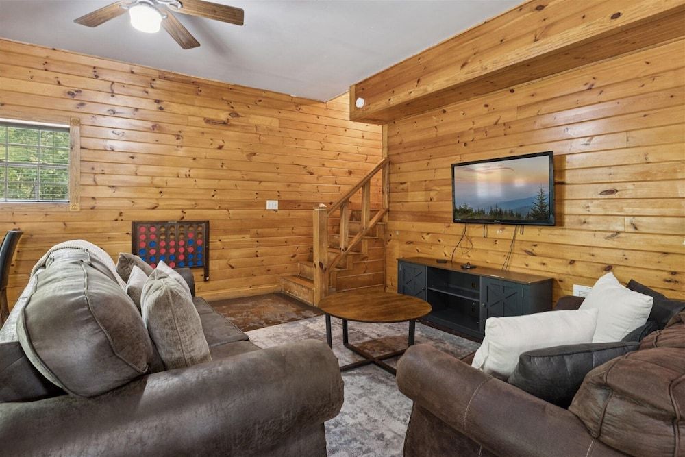 River View Dog Friendly Game Room w Hot Tub Apartment 33