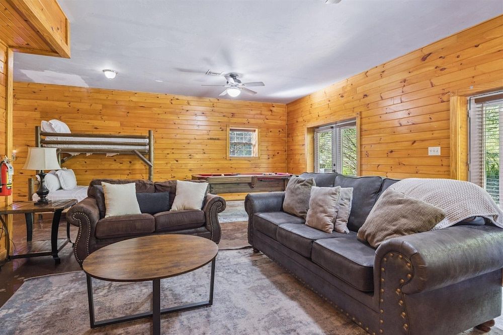 River View Dog Friendly Game Room w Hot Tub Apartment 31