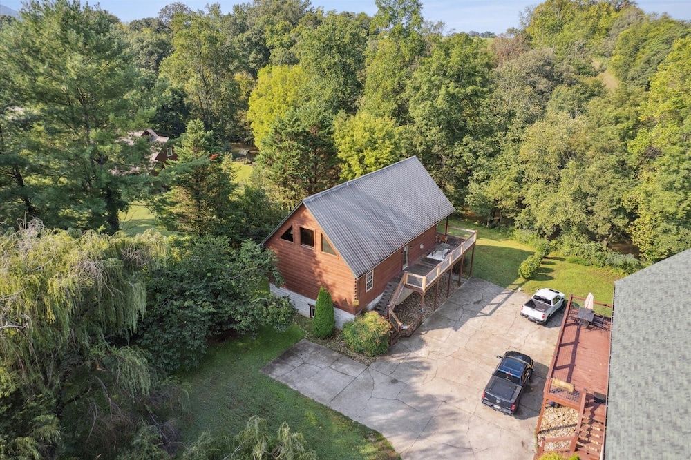 River View Dog Friendly Game Room w Hot Tub Apartment 56