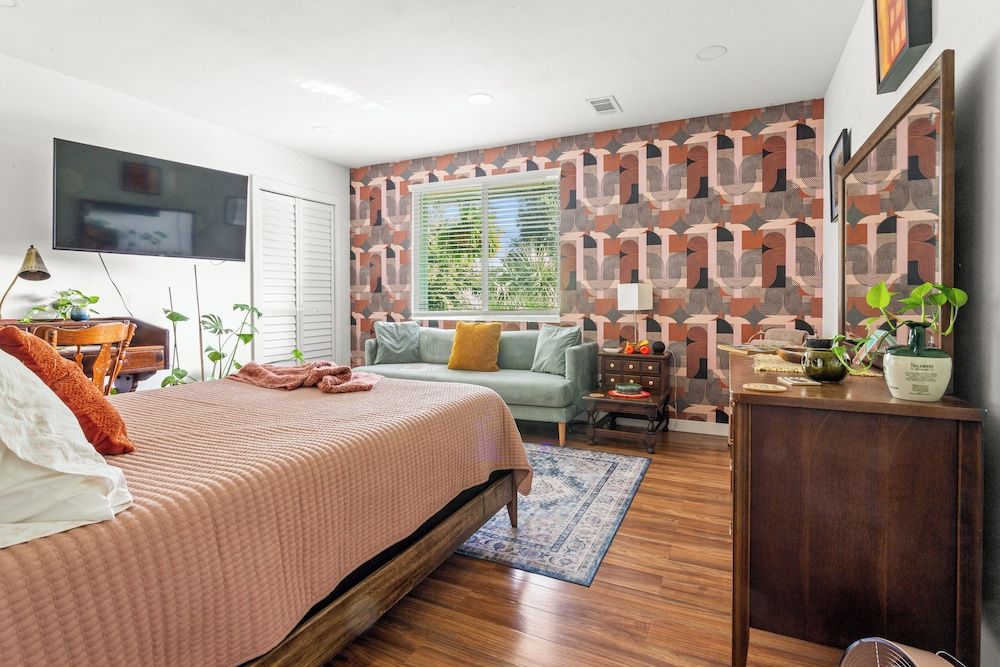 Comfort Room, Pool View