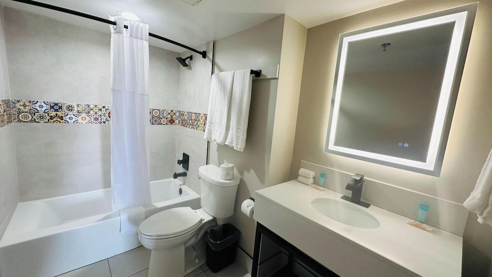 BORDER PLAZA HOTEL Premium Quadruple Room, 2 Queen Beds, Non Smoking 27