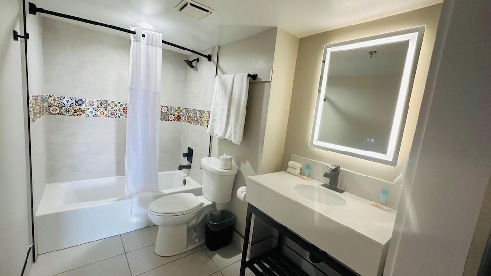 BORDER PLAZA HOTEL Premium Quadruple Room, 2 Queen Beds, Non Smoking 11