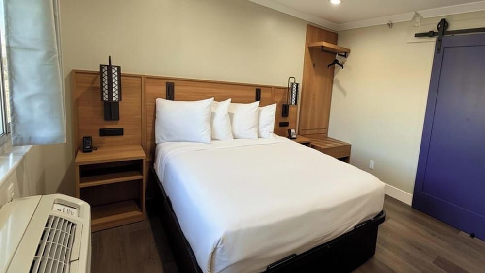 BORDER PLAZA HOTEL Premium Single Room, 1 King Bed, Non Smoking 3