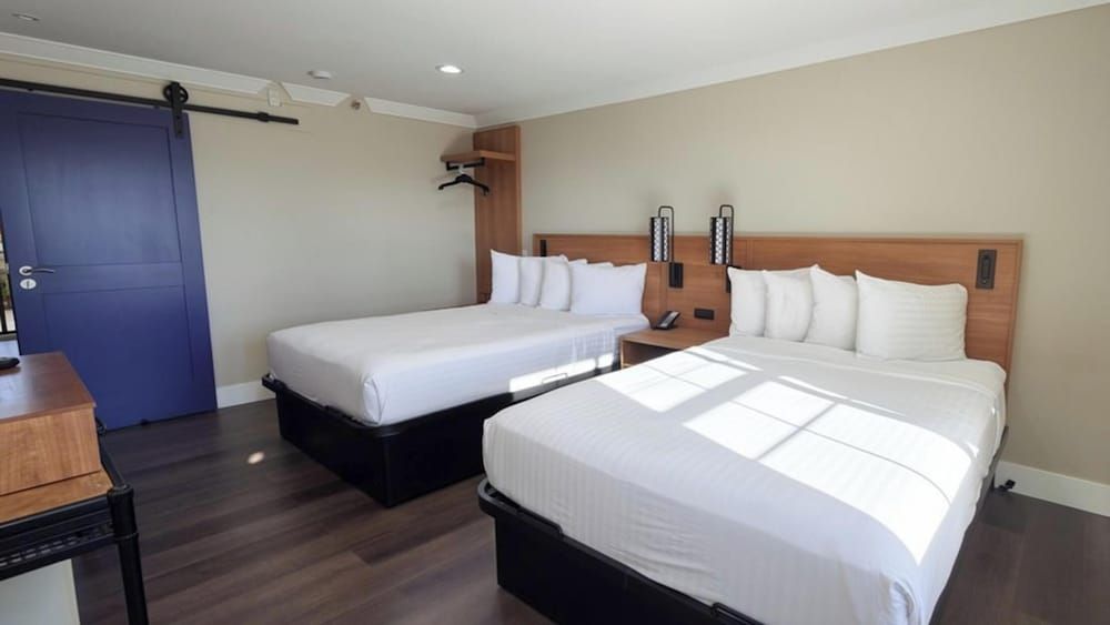 BORDER PLAZA HOTEL Premium Quadruple Room, 2 Queen Beds, Non Smoking 4