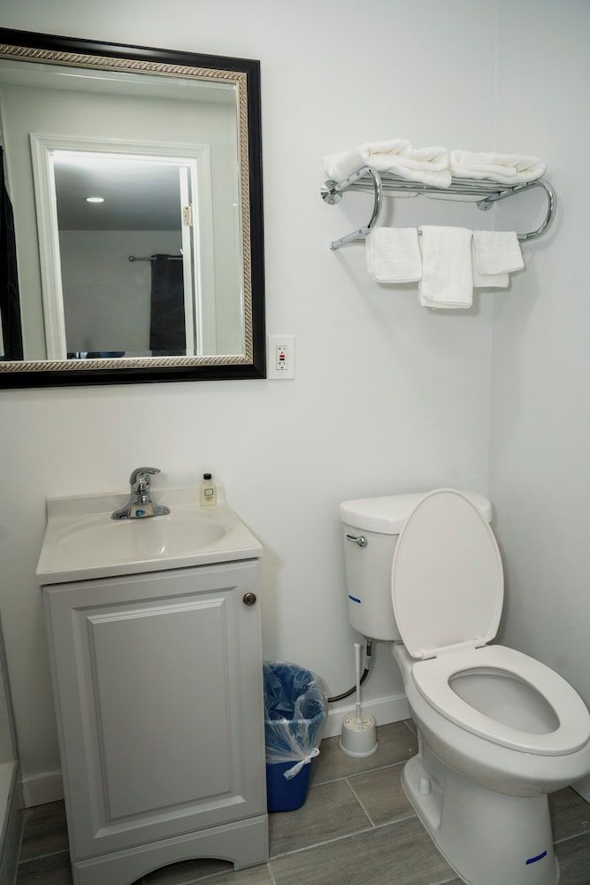 Rainbow Motel Standard Room, 1 King Bed, Smoking, Pets Allowed 7