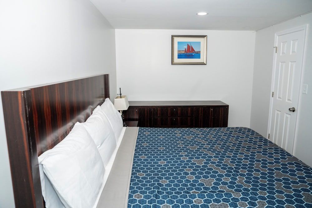 Rainbow Motel Standard Room, 1 King Bed, Smoking, Pets Allowed 2