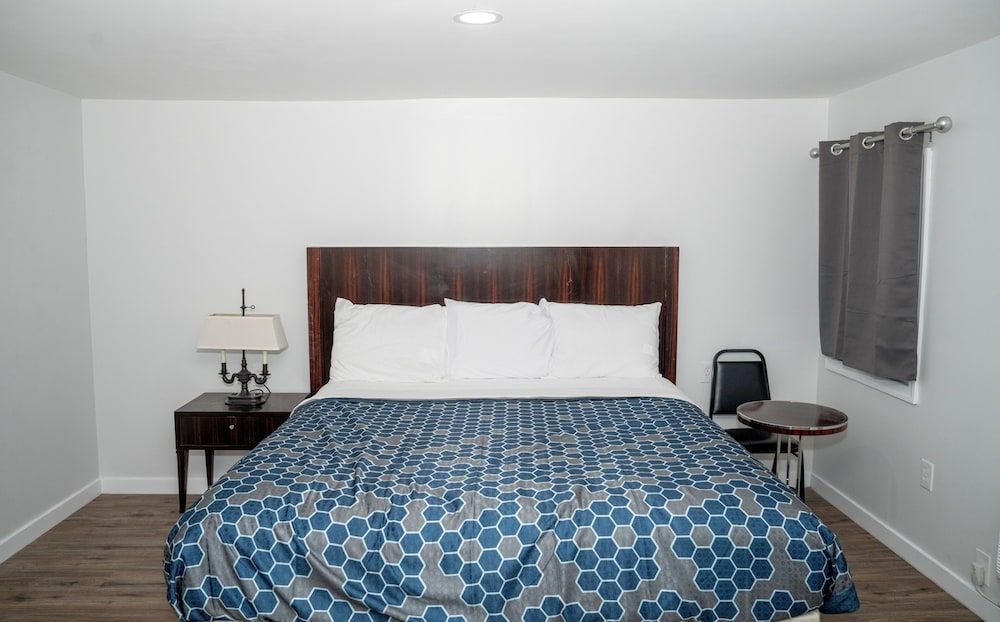 Rainbow Motel Standard Room, 1 King Bed, Smoking, Pets Allowed 3