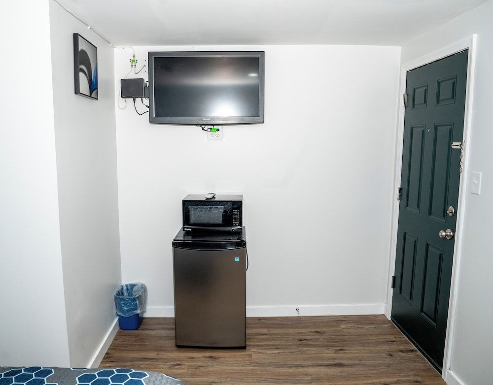 Rainbow Motel Standard Room, 1 King Bed, Smoking, Pets Allowed 5