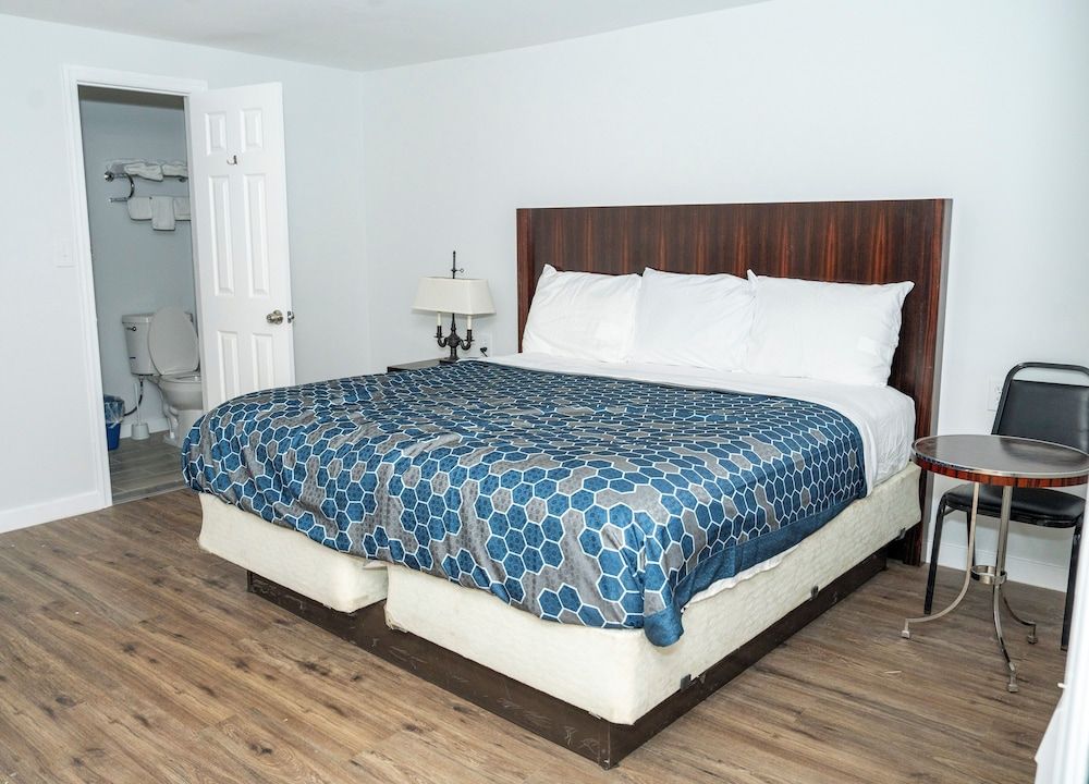 Rainbow Motel Standard Room, 1 King Bed, Smoking, Pets Allowed 4