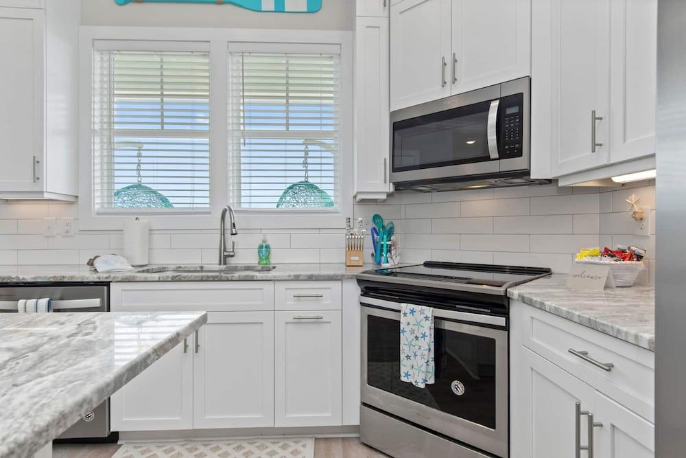 Luxury Beach Condo 5 Min Walk to Beach Shops Apartment 13