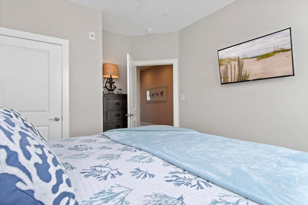 Luxury Beach Condo 5 Min Walk to Beach Shops Apartment 33