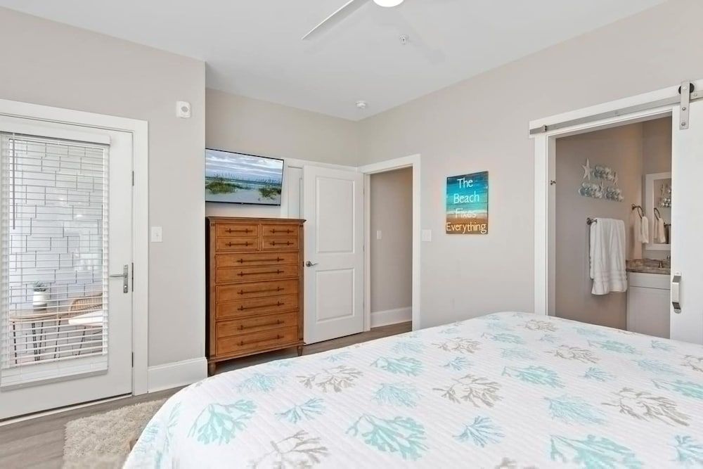 Luxury Beach Condo 5 Min Walk to Beach Shops Apartment 18