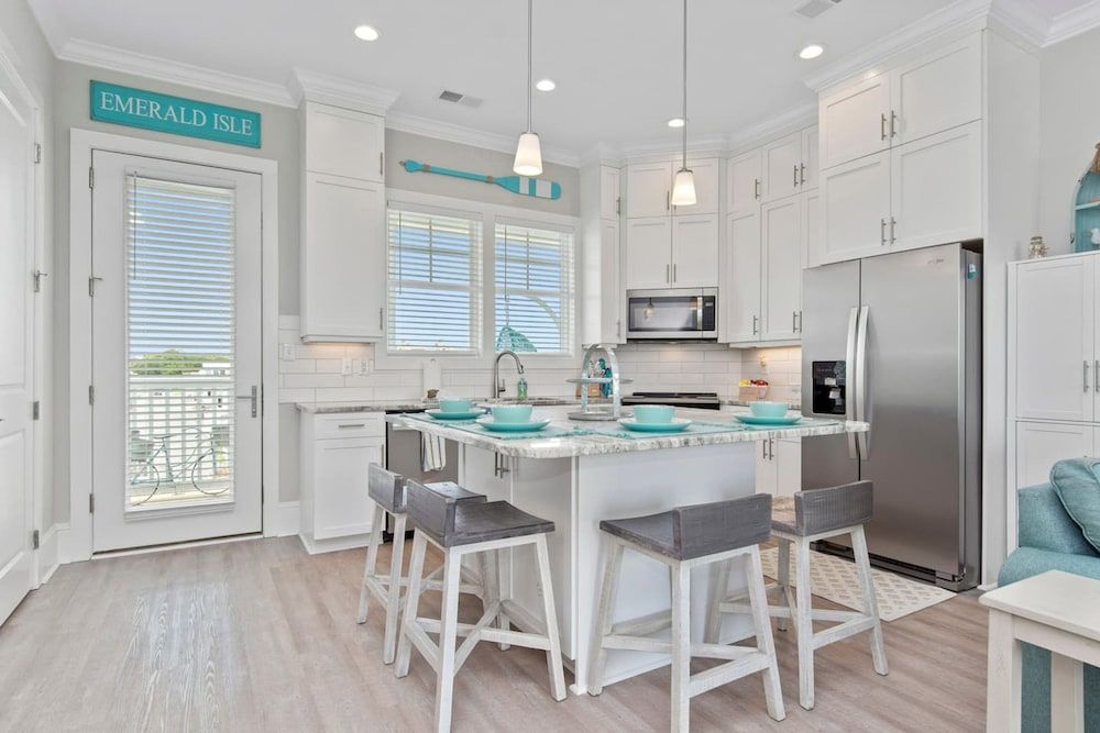 Luxury Beach Condo 5 Min Walk to Beach Shops Apartment 6