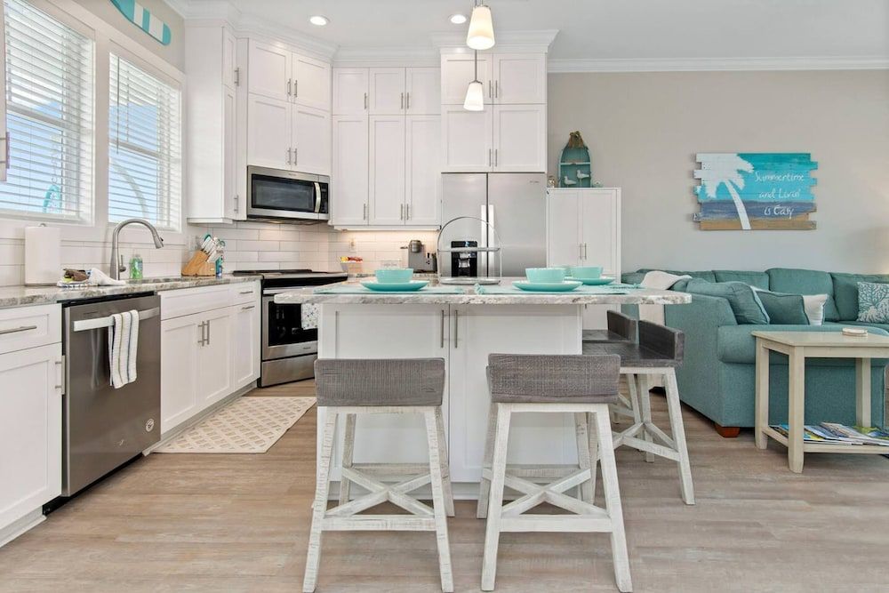 Luxury Beach Condo 5 Min Walk to Beach Shops Apartment 11