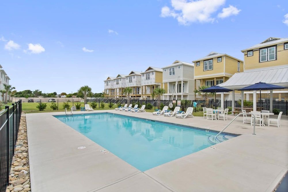 Luxury Beach Condo 5 Min Walk to Beach Shops Apartment 44