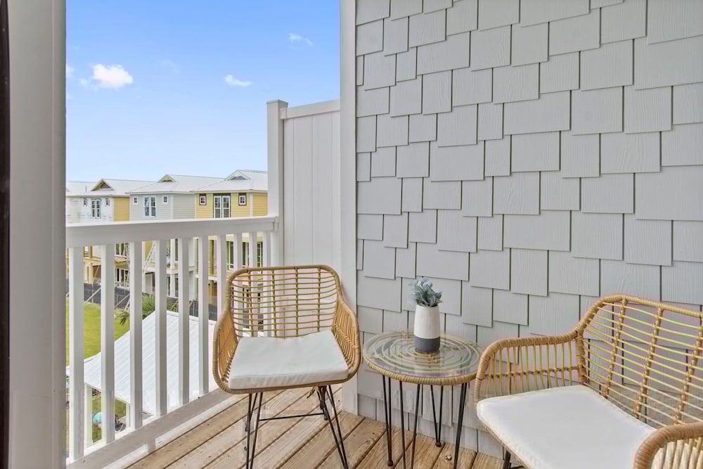 Luxury Beach Condo 5 Min Walk to Beach Shops Apartment 22