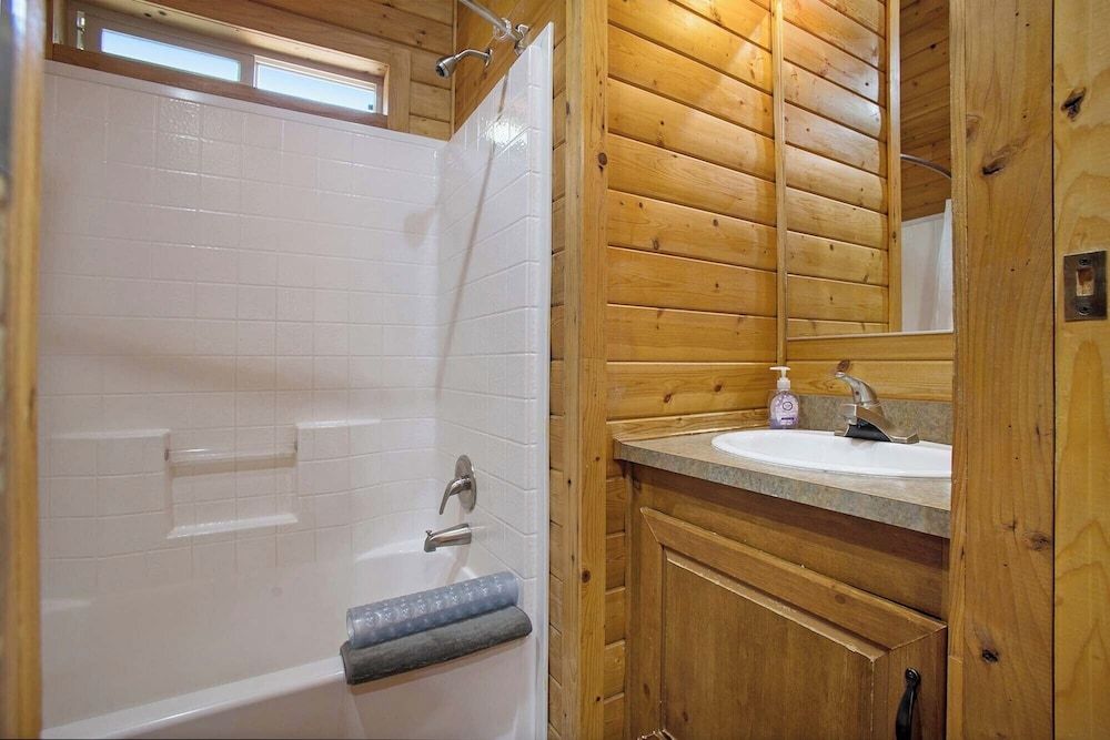 Mendocino Redwoods RV Resort Standard Cabin, Mountain View 5