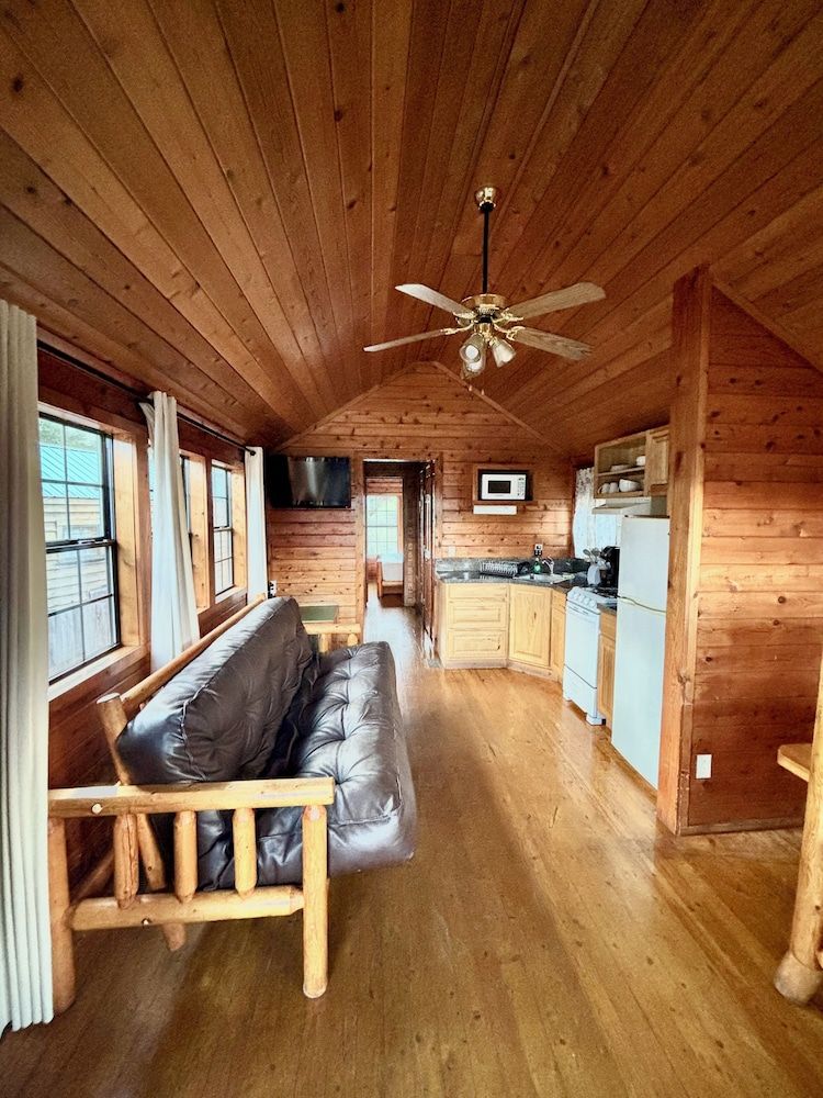 Mendocino Redwoods RV Resort Deluxe Cabin, Mountain View 3