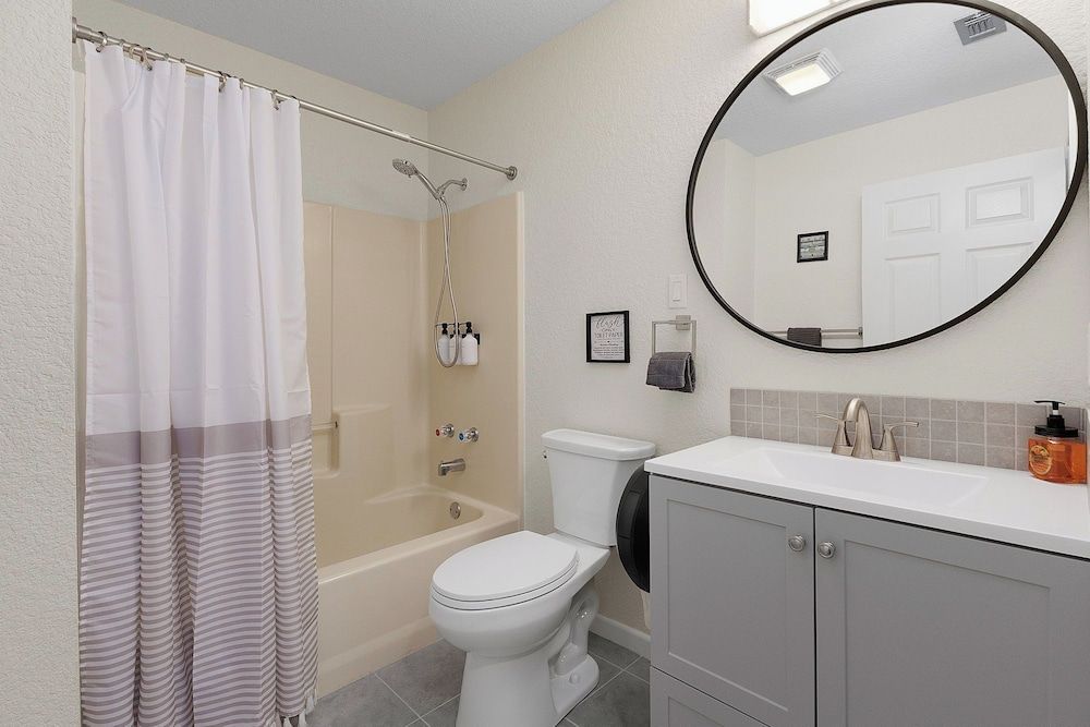 River Road Escapes Classic House, River View 17