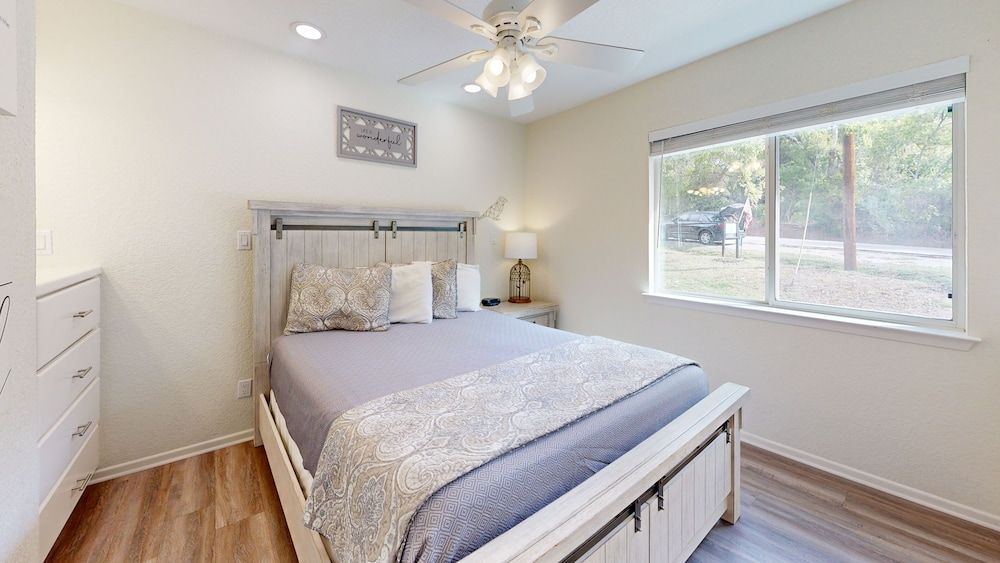 River Road Escapes Classic House, River View 5