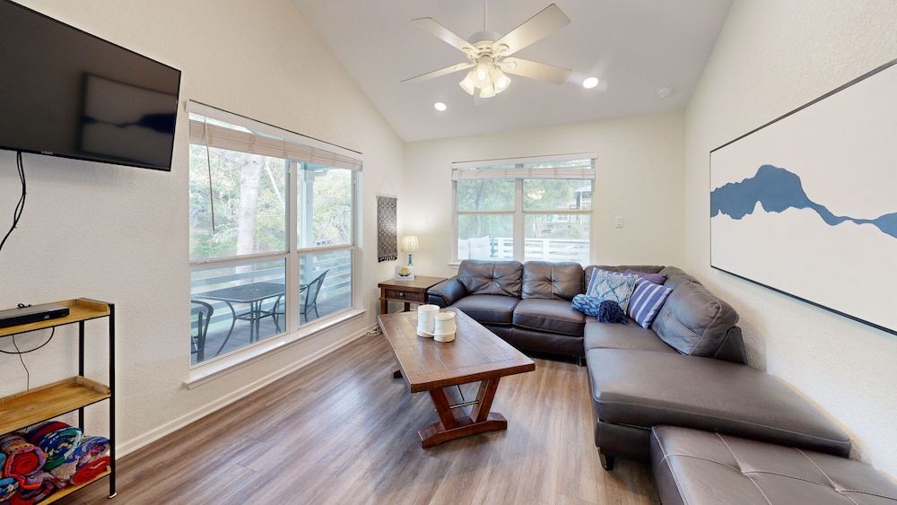 River Road Escapes Comfort Cabin, River View 7