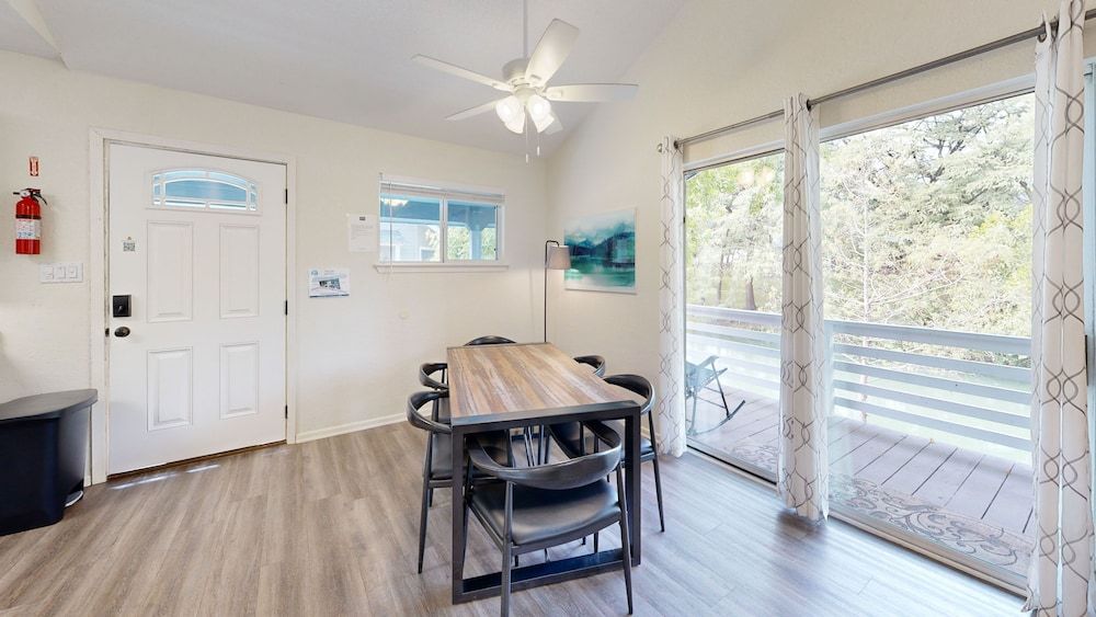 River Road Escapes Comfort Cabin, River View 5