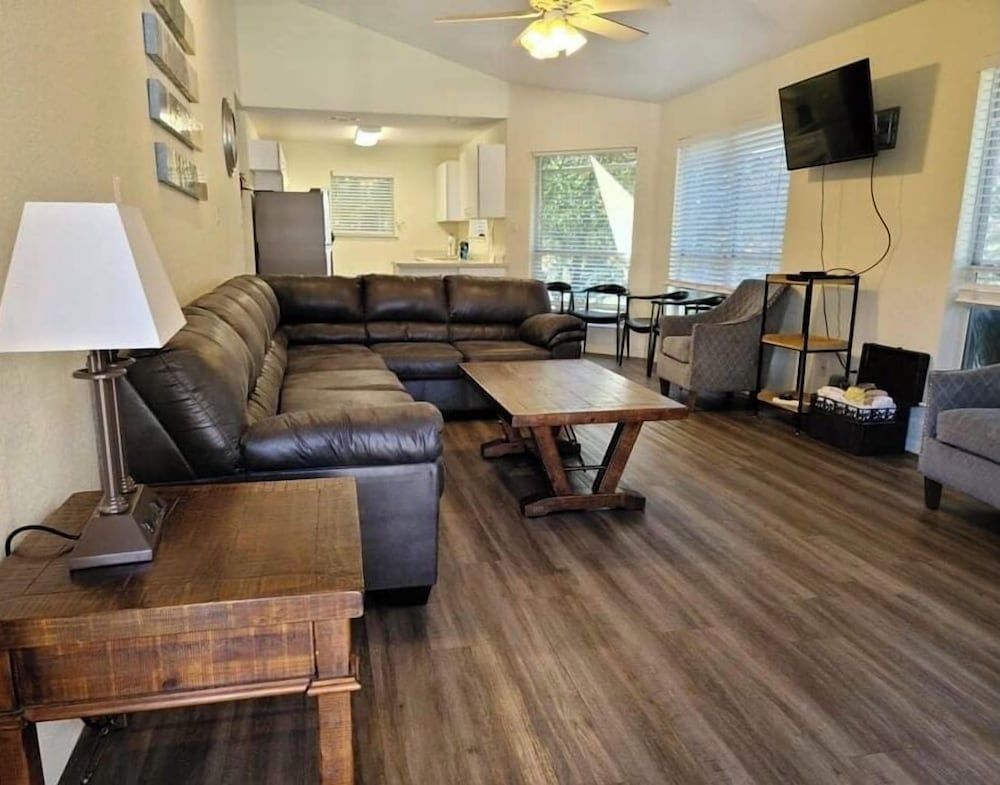 River Road Escapes Classic House, River View 10