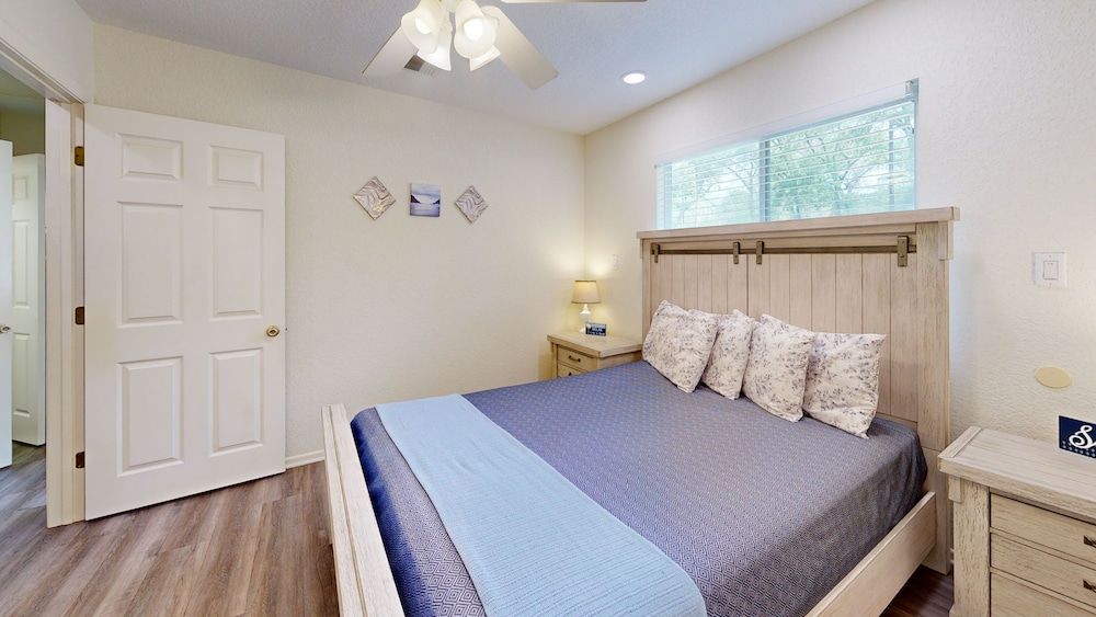 River Road Escapes Comfort Cabin, River View 4