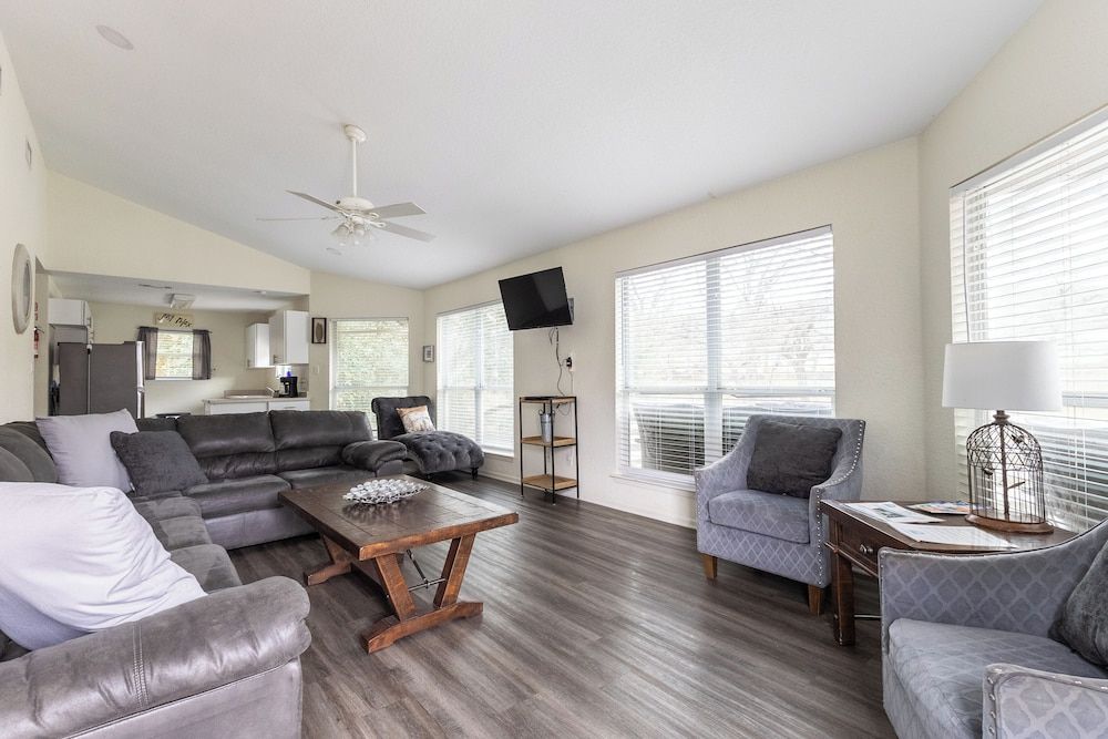 River Road Escapes Classic House, River View 11