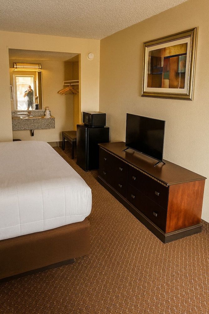 MHO Hotel Eloy Casa Grande near I-10 Room, 1 King Bed, Non Smoking 3