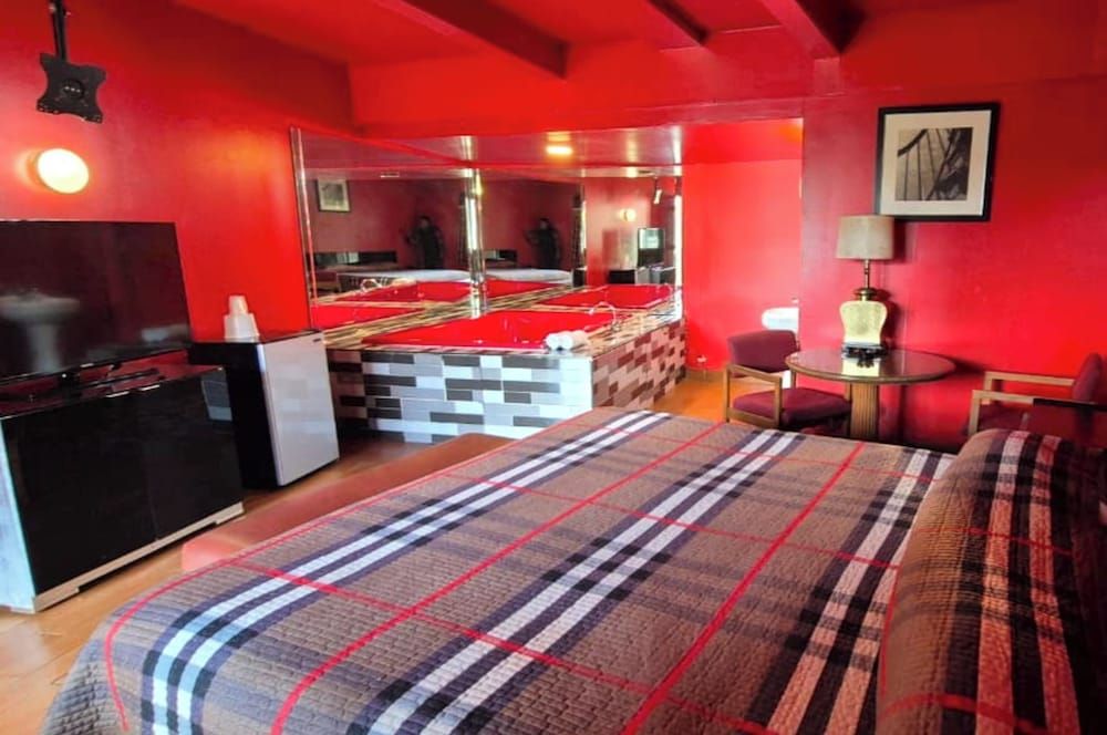 Room, 1 King Bed, Smoking (Jetted Tub)