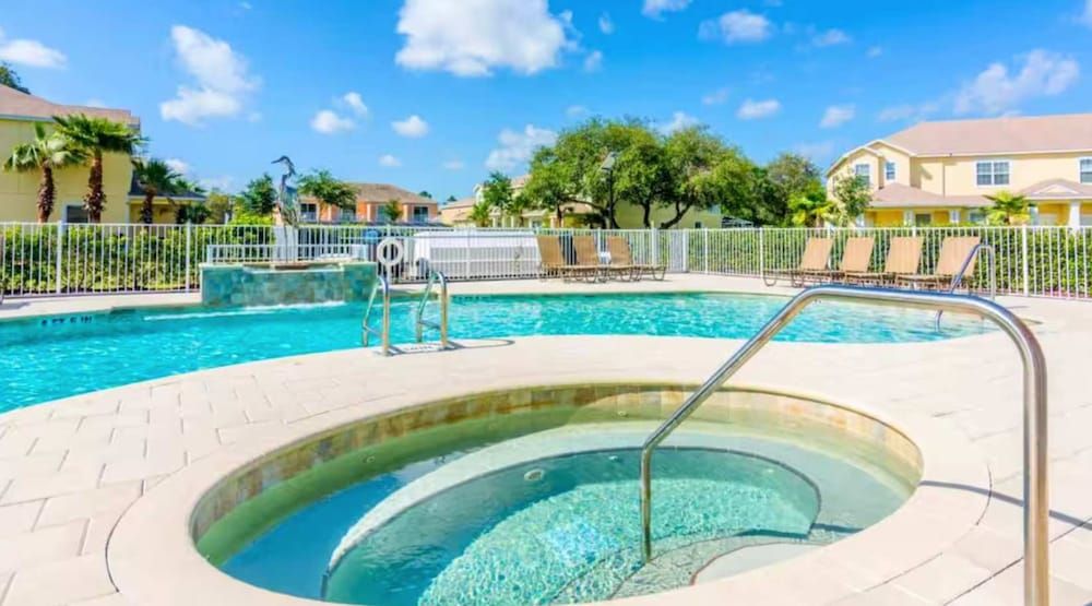 Contemporary 4BR Townhome With Pool Themed Rooms Apartment 31