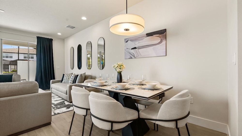 Contemporary 4BR Townhome With Pool Themed Rooms Apartment 4