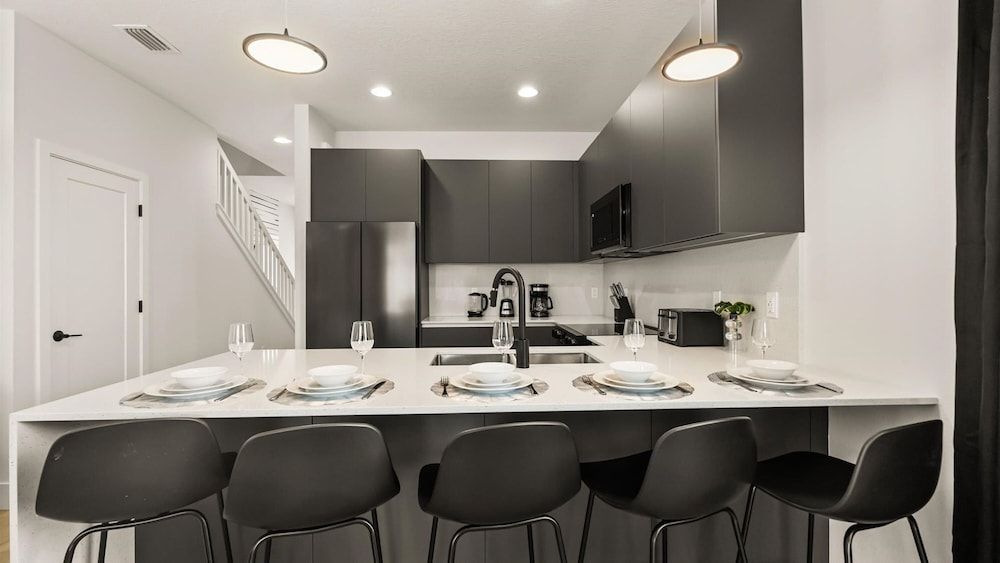 Contemporary 4BR Townhome With Pool Themed Rooms Apartment 14