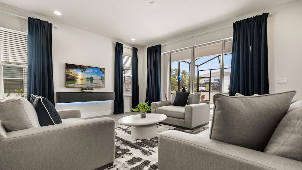 Contemporary 4BR Townhome With Pool Themed Rooms Apartment 8