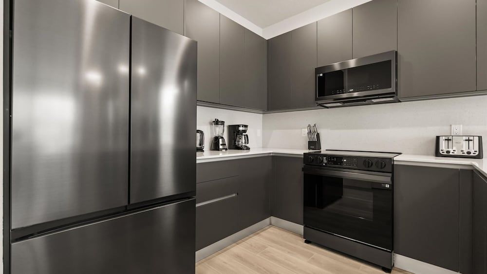 Contemporary 4BR Townhome With Pool Themed Rooms Apartment 13