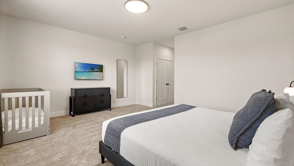 Contemporary 4BR Townhome With Pool Themed Rooms Apartment 17