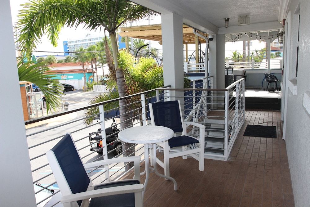 Blue Wave Suites Standard Suite 5