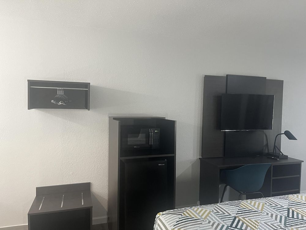 Motel 6 – Mccomb, Ms Deluxe Room, 1 King Bed, Non Smoking, Refrigerator & Microwave 5