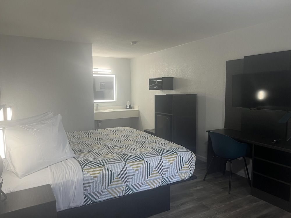 Motel 6 – Mccomb, Ms Deluxe Room, 1 King Bed, Non Smoking, Refrigerator & Microwave 2