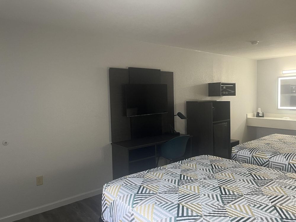 Motel 6 – Mccomb, Ms Deluxe Room, 2 Queen Beds, Non Smoking 9