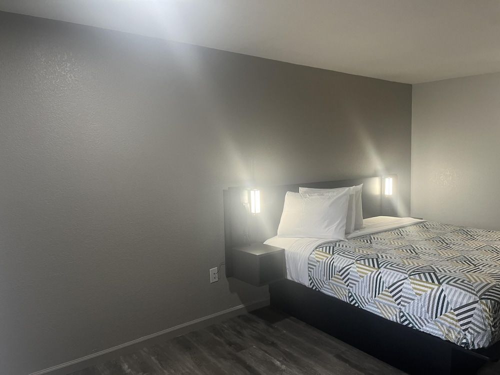 Motel 6 – Mccomb, Ms Deluxe Room, 1 King Bed, Non Smoking, Refrigerator & Microwave 3