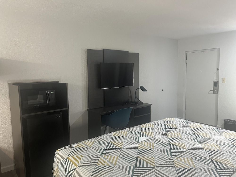 Motel 6 – Mccomb, Ms Deluxe Room, 1 King Bed, Non Smoking, Refrigerator & Microwave 7